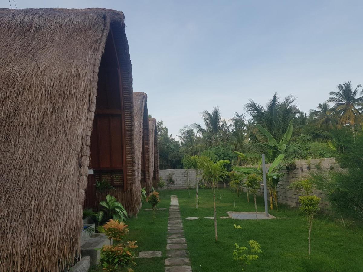 Tropical Sunday Bungalow - Surf And Stay Selong Belanak Exterior photo