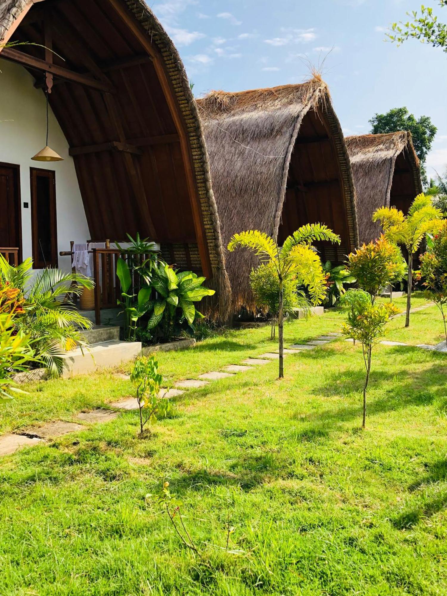 Tropical Sunday Bungalow - Surf And Stay Selong Belanak Room photo